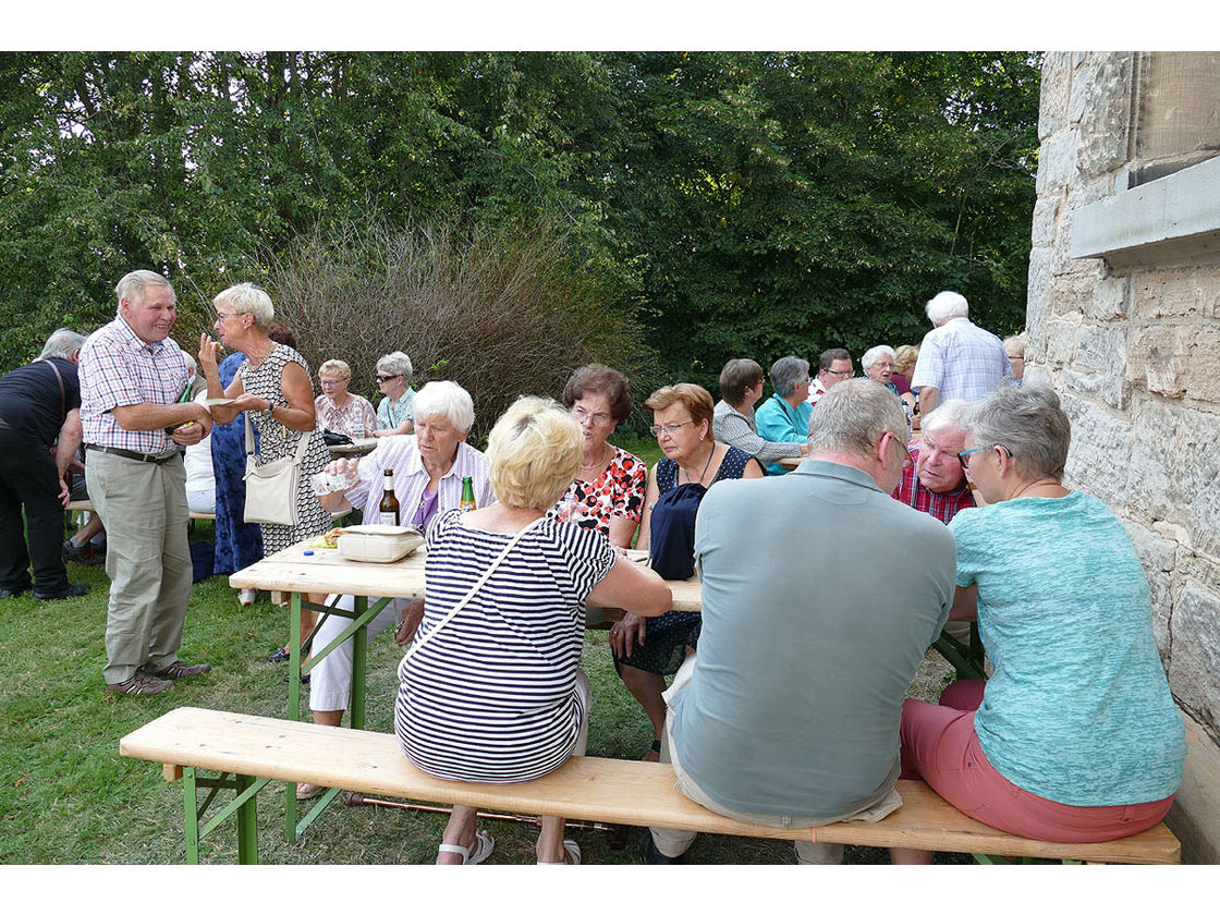 Nachfeier des Mährisch-Neustädter Wachsstockfestes an der Weingartenkapelle (Foto: Karl-Franz Thiede)